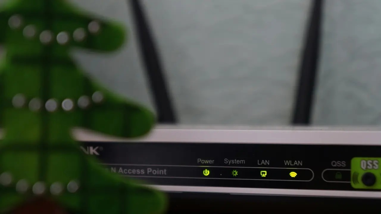 Si usted no ha dedicado tiempo a revisar la configuracion de seguridad de su router desde el momento exacto en que lo recibio en su domicilio, corre el riesgo real de dejar una puerta abierta de par en par para los ciberdelincuentes, poniendo en peligro critico toda su informacion personal y datos confidenciales que podrian terminar en manos ajenas sin ninguna proteccion efectiva