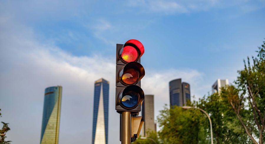 Cruces semaforizados mediante cámaras de visión artificial  este es el cambio que desarrollará Madrid en 2025